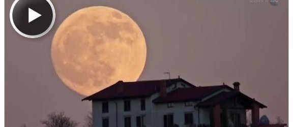 A la Luna llena se le atribuye la reputación de causar problemas: levanta altas mareas, hace aullar a los perros, nos despierta en medio de la noche con haces de...