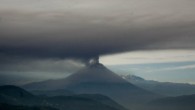 Aumentan sismos y explosiones en volcán ecuatoriano Hoy, se registraron, durante dos horas, explosiones aproximadamente cada cinco minutos. El volcán ecuatoriano Tungurahua, en erupción desde 1999, incrementó el jueves su actividad sísmica, así como las explosiones que podían ser...